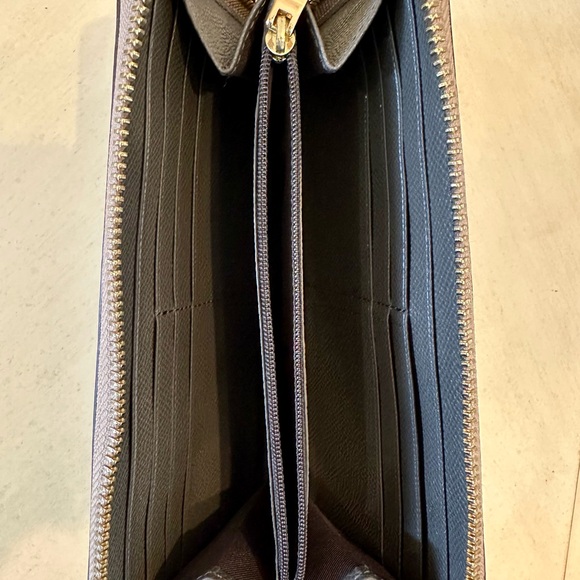 COACH Gold Zipper Leather Wallet - Picture 3 of 7